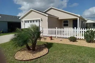 Image de Cozy 2/1 Patio Villa, Pet friendly, located in The Village of Monarch Grove
