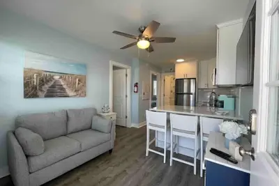 Image de Cozy Poolside Hideaway 2 Blocks to Beach - 4 Beach Badges + Linens & Towels