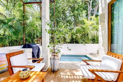 Image de Country club villa with private plunge pool, patio, roof deck, & grill