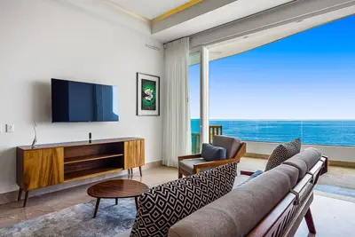 Image de Luxury bayfront condo with amazing views, pool & spa