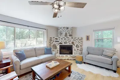 Image de Dog-friendly retreat with an enclosed yard, firepit, games, and central Ac
