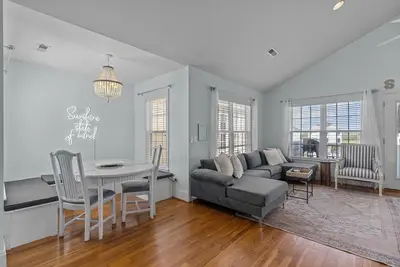 Image de Spacious 4br- 2 Min. walk to Beach