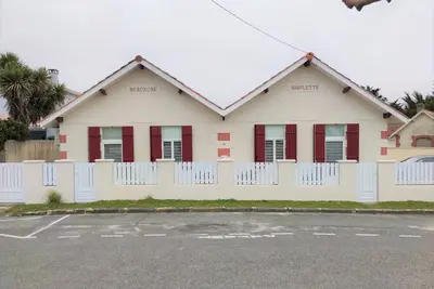 Image de Maison mitoyenne de type 4 entièrement rénovée avec jardin privatif