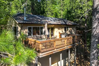 Image de Cozy Mi-Wuk Village Cabin w/ Deck!