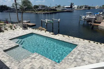 Image de Waterfront home & beautiful pool