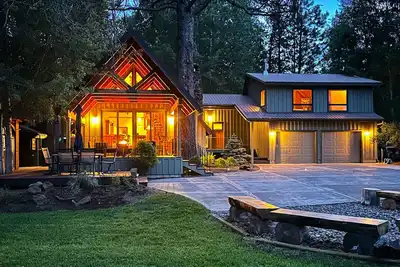 Waterfront Home w\/ Hot Tub & Fire Pit in Sunriver!