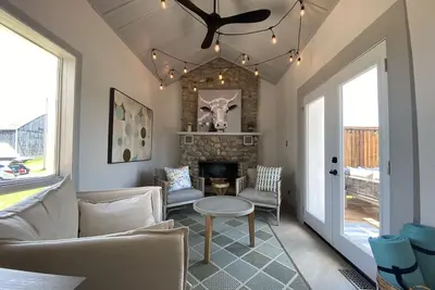 Image de Thunderbird Farm - Luxury 5-Bedroom Farmhouse w/ Pool & Hands-On Farm Experience