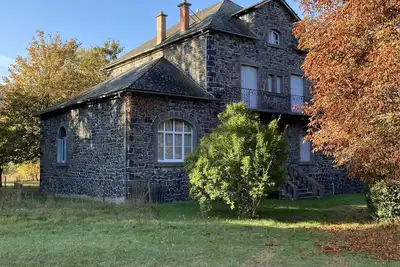 Image de Maison avec logement spacieux, terrasse et terrain ombragé A. 25 mn du Lioran