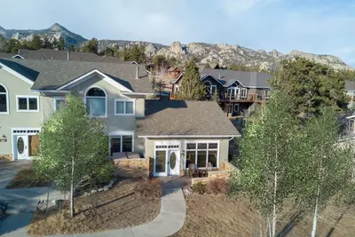 Image de Spectacular views of Lake Estes, private patio, hot tub, fireplace.