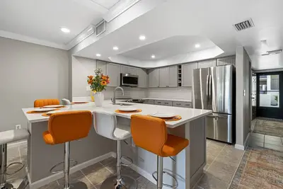 Image de Pet Friendly - Beautiful Renovated Deluxe Ground Floor 3br With Pool Views!