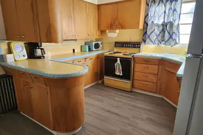 Image de Downstairs apt, 2 beds, 3\/4 bath, kitchen, washer\/dryer. Walk to restaurants.