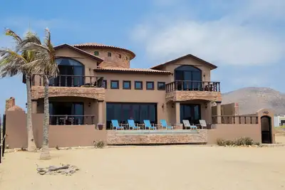 Image de Villa Piazzas Elegant Beachfront Home
