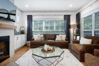 Image de Coolidge Retreat | Walkable Stay w/ Ev Charger