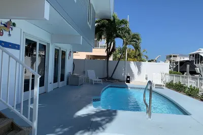 Image de Summerland Cove. . Mm25 Summerland Key, Fl. . Canal front-one street from open water