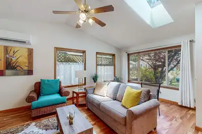 Image de Pleasant home in Waldport with garden, inviting deck & sunroom