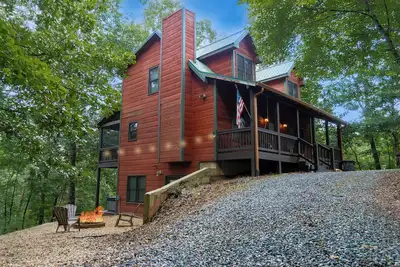 Image de Peaceful Retreat~7 mins to town~Hot Tub, Fire Pit, Game Room, Fireplace & More!