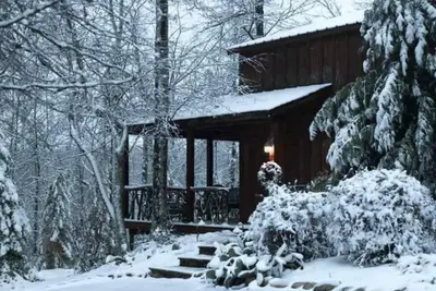 Image de Beautiful lodge on 15 acres of land with a river trail. 10 mins to Greenville.