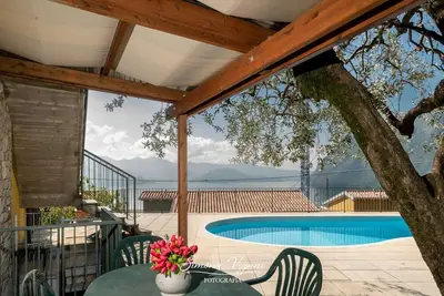 Image de Bright apartment with lake view and pool