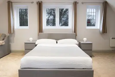 Image de Big Loft in the Heart of Cheam Village (35 min from London City)