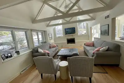 Image de Modern Shorewood Hills Home