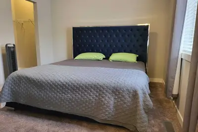 Image de 10 minutes to the airport. family sized town house, close by convenient stores
