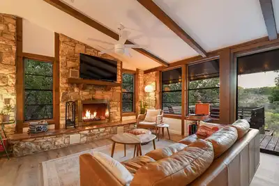 Image de Hill Country views / hot tub / pet friendly - 15 minutes to Wimberley Square!