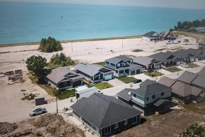 Image de 8 Minutes to Huron Sand Beaches. Pretest Town Goderich