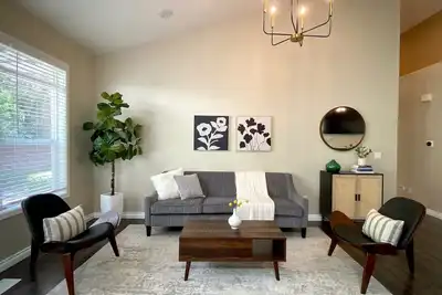 Image de Ultra-Chic Modern Mid-Century Home in Bethany