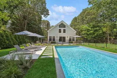 Image de Newly Renovated Hamptons Getaway ~ Pool / Outdoor Shower ~ Walk to the Bay!