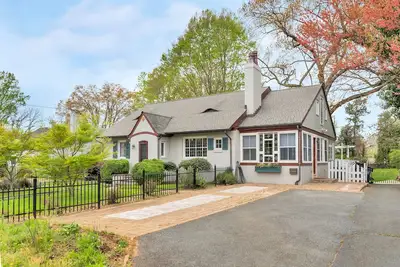 Image de Park Street Cottage - 5 bdrm/4 bath - North Downtown