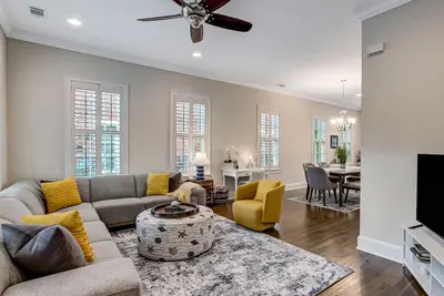 Image de Gorgeous Home by Crawford Square w Private Parking