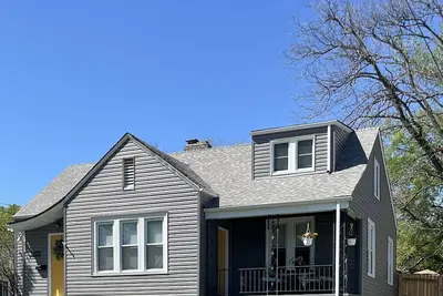 Image de Wren’s Hideaway Sleeps 8 Historic downtown neighborhood Charming & Relaxing