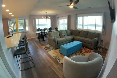 Image de Modern newly remodeled waterfront property on the 4mm - Best views on the Lake!