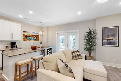 Image de Stylish, dog-friendly townhome with firepit & enclosed yard - blocks to downtown
