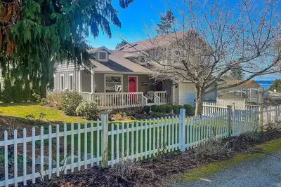 Image de Island Cottage | House on Camano Island with ocean/mountain view, decks, firepit