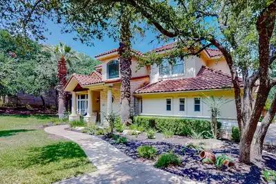 Image de Whispering Palms | House in Lakeway with a private pool & hot tub