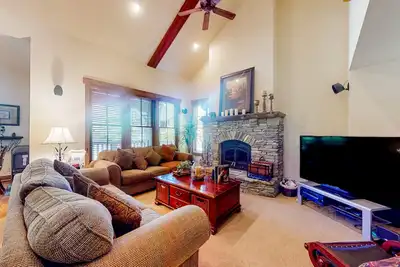 Image de Wilderness retreat with hot tub access - wood-burning fireplace and W/D