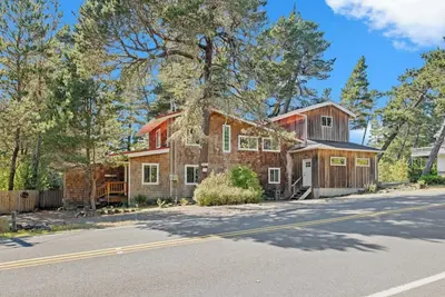 Image de Coastal calm awaits! Bbq, fire pit, private hot tub, & dogs welcome!