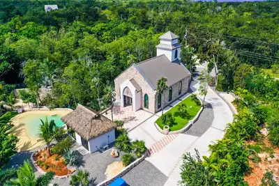 Image de The Mastic Chapel Luxe Cottage w/ Pool on North Side