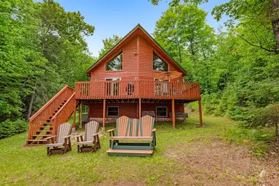 Image de Charming dog-friendly cabin with full kitchen, kayak, firepit & lake view