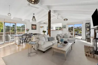 Image de Oceanside Haven: With Fire and lake views.