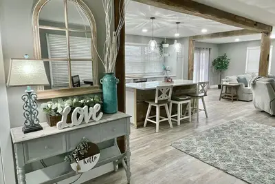 Image de Rustic Chic in Charming Center Grove w Fenced Yard