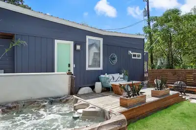 Image de Hgtv Featured Tiny Home w Hot Tub Near East 6th St