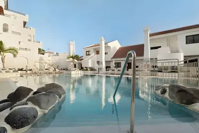 Image de Appartement de Vacances 'Penthause Luxe 501 Sea View Pool' avec Vue sur la Mer, Terrasse Privée et Wi-Fi