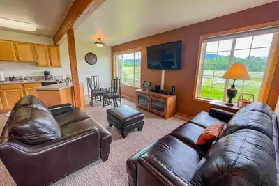 Image de Mountain Views from this Updated Corner Unit