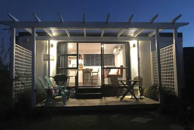 Image de Rustling Oaks Tropical Tiny House