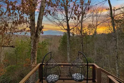 Image de Newly remodeled modern cabin  - 1+ Acre lot - Hot Tub - Scenic Mountain Views -