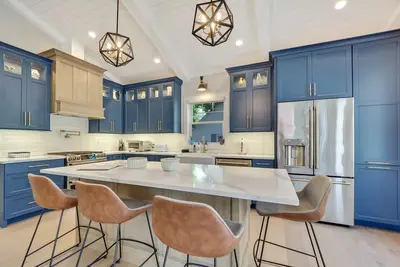 Image de | Walking Distance to Downtown | Hot Tub | Sleep 8 | Firepit | Backyard Space