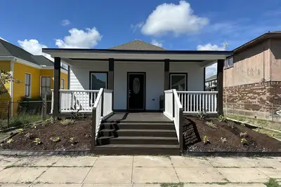 Image de Elegant large front porch home only minutes away from both the Port & Seawall