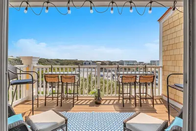 Image de Sittin Pretty: Modern Ocean View Condo Close to Restaurants and Pier